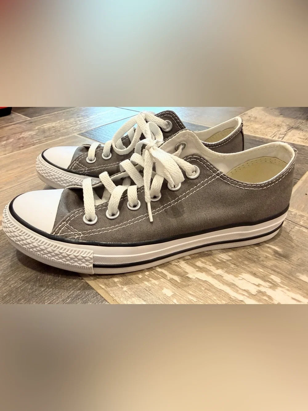 Converse Gray Canvas Low-Top Sneakers with White Accents women’s size 7 Like New